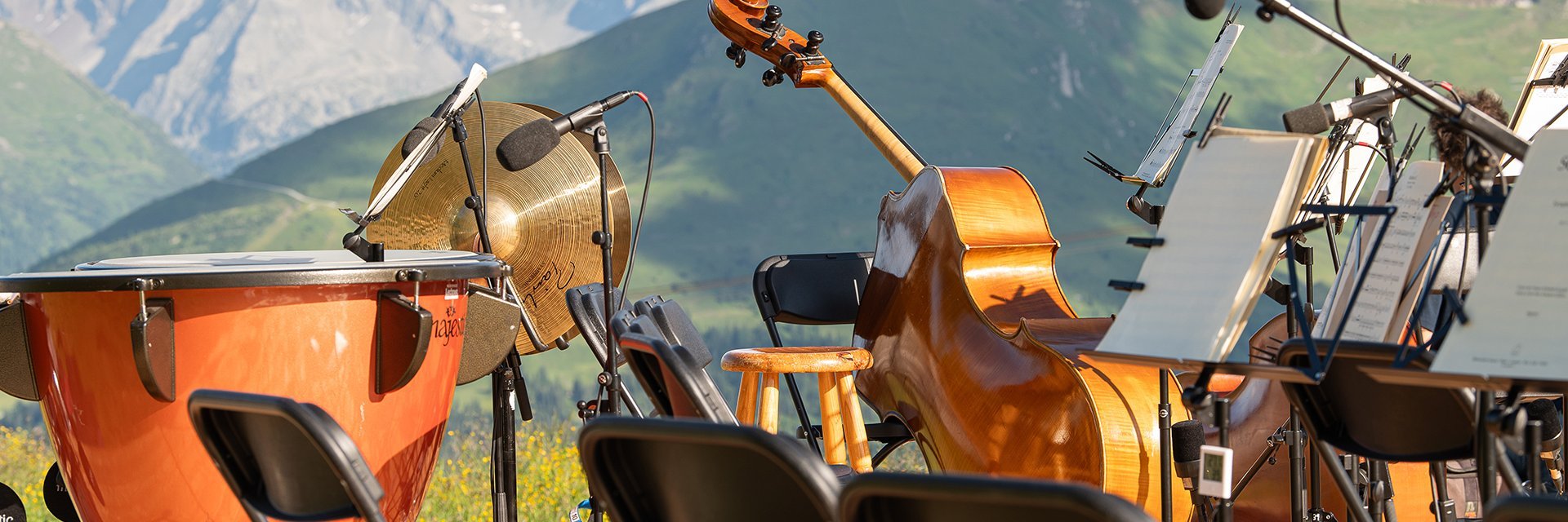 Die Musikinstrumente der Philharmonie Salzburg warten auf ihren großen Auftritt bei dem Konzert Berg:Klassikauf der Schlossalm
