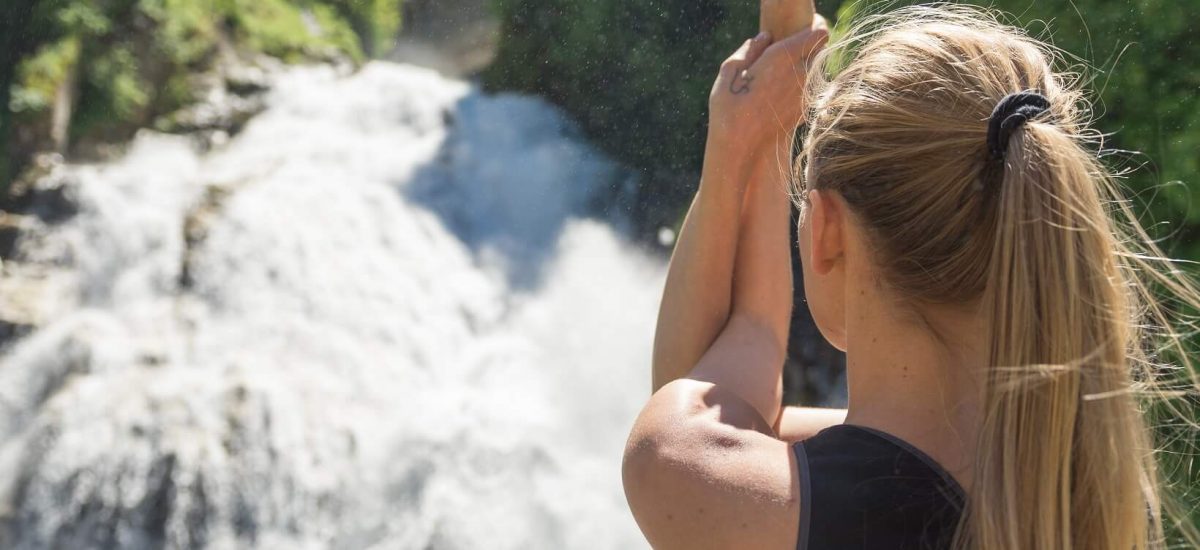 Yoga Dame am Wasserfall in Bad Gastein