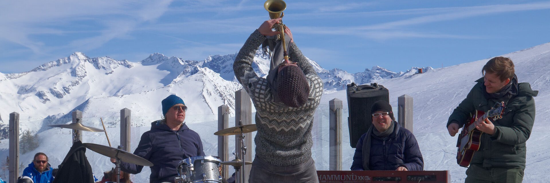 Die vier Musiker des SnowJazz Gastein im Winter auf der Weitmoseralm auf der Schlossalm