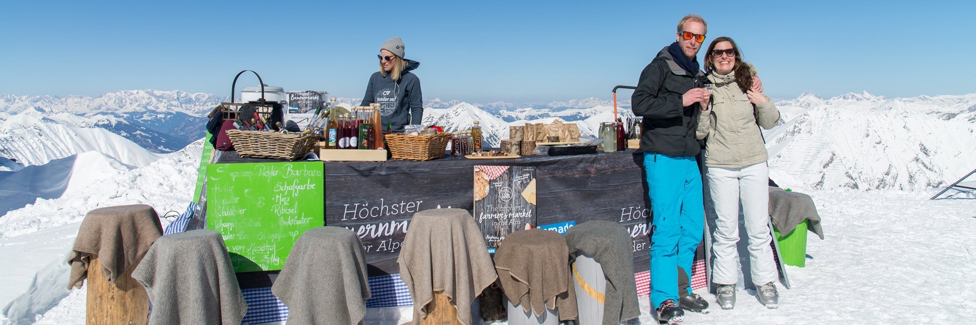 Gäste beim Verkaufs- und Probierstand auf dem höchsten Bauernmarkt auf dem Berg 