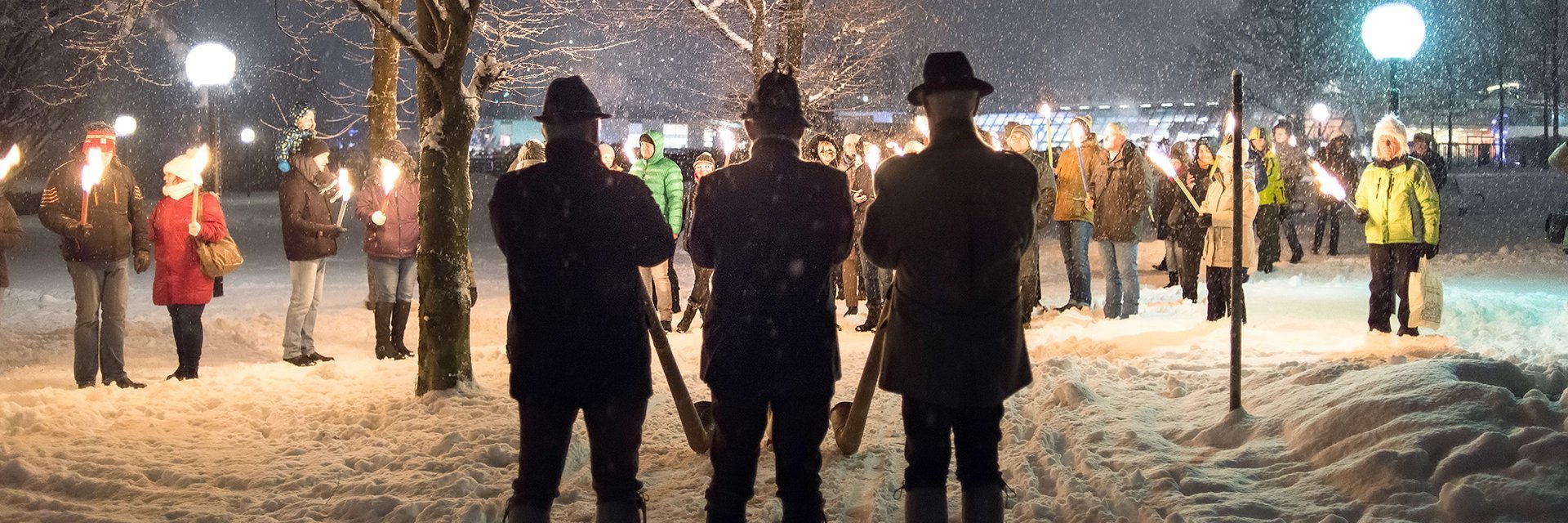 Alphornbläser bei der Fackelwanderung im Advent in Gastein