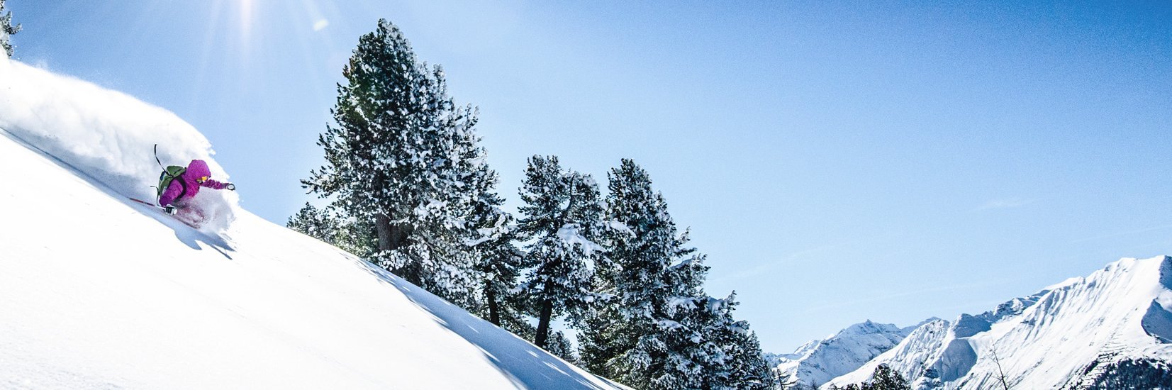 Freerider bei der Tiefschneeabfahrt im Gelände