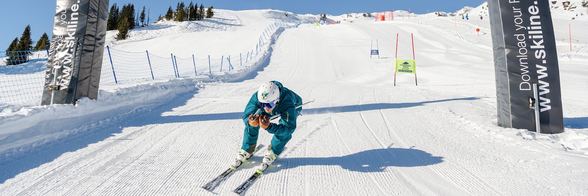 Skifahrer bei der Durchfahrt durch eines Rennparkur