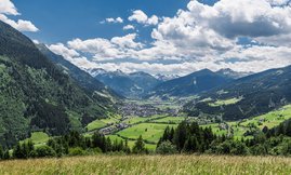 Blick-nach-Bad-Hofgastein-Almwiese-Bergpanorama-c.jpg